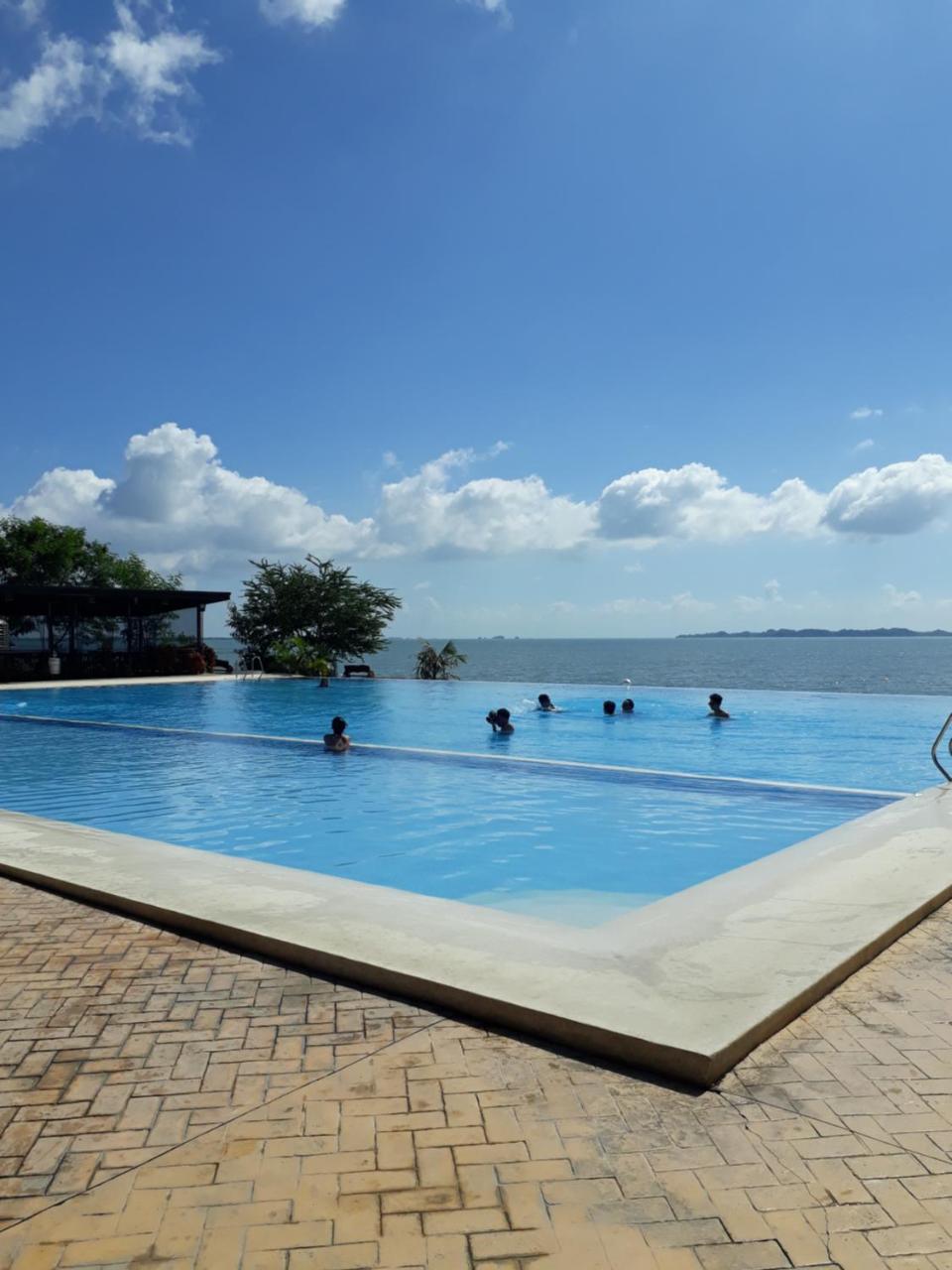 Sea Garden Resort Iloilo Екстер'єр фото